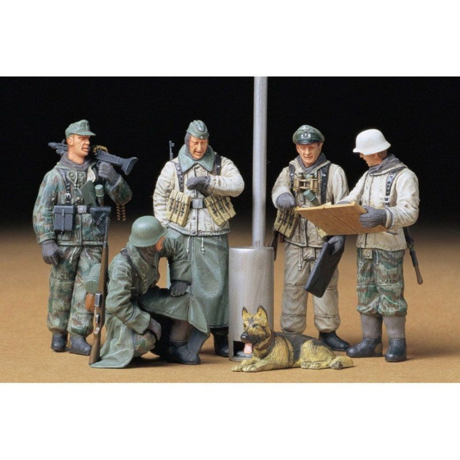 Tamiya 35212 1/35 German Soldiers At Field Briefing